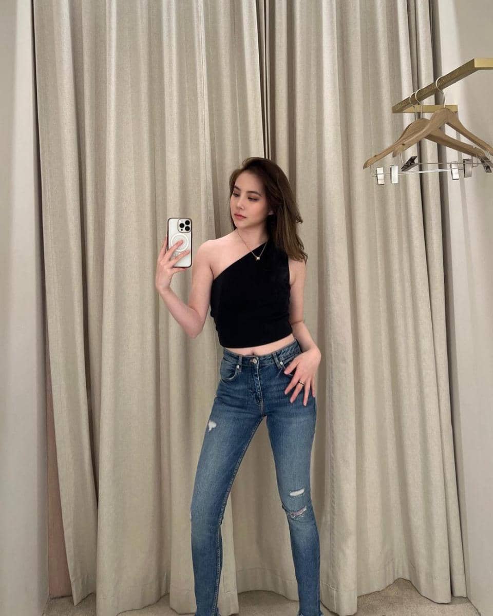outfit kasual pakai celana jeans ala Agatha Chelsea (instagram.com/agatha_chelsea)