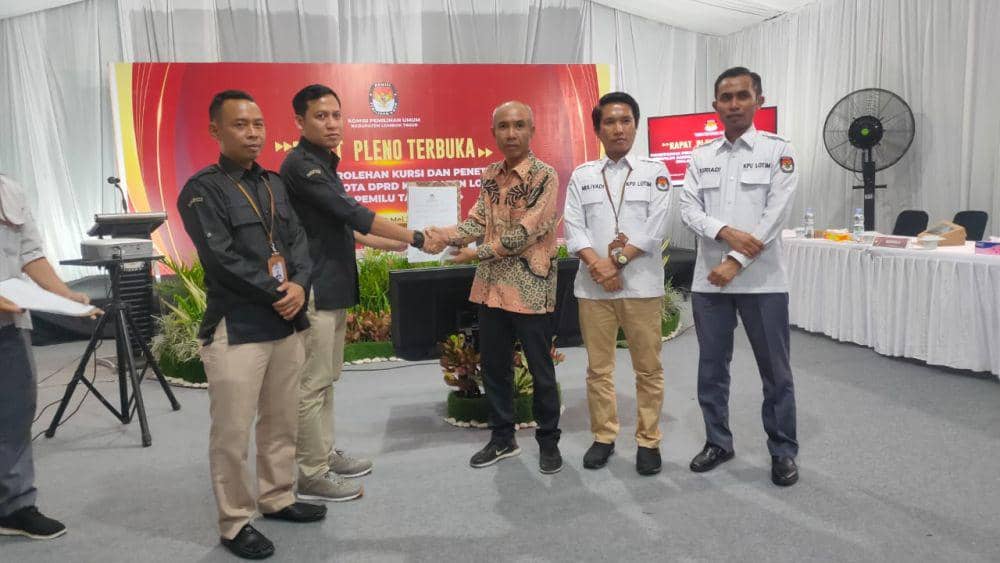 Komisioner KPU saat menyerahkan berkas hasil pleno kepada salah satu saksi partai (IDN Times/Ruhaili)