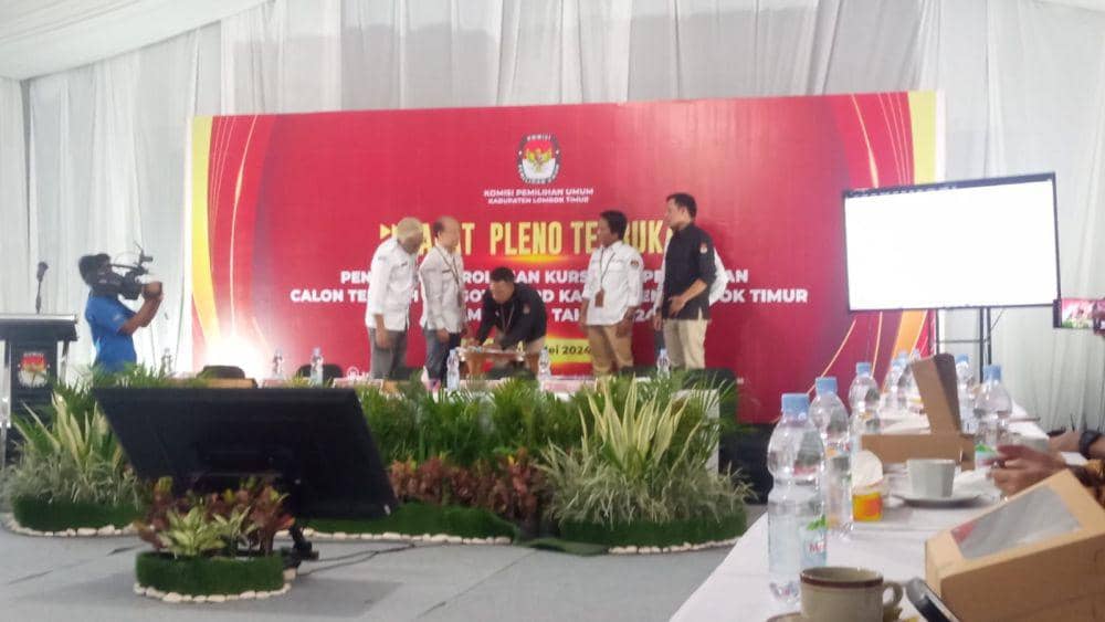 Ketua KPU saat mendatangi berkas hasil pleno KPU (IDN Times/Ruhaili)