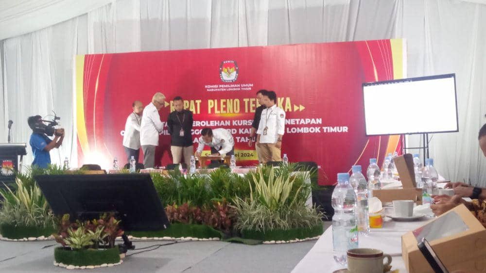 Komisioner KPU Lotim saat menandatangani berkas hasil pleno KPU (IDN Times/Ruhaili)