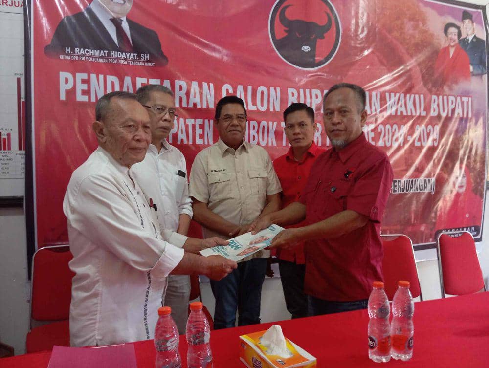Pasangan Iron-Edwin saat menyerahkan berkas pendaftaran ke Partai PDIP (IDN Times/Ruhaili)