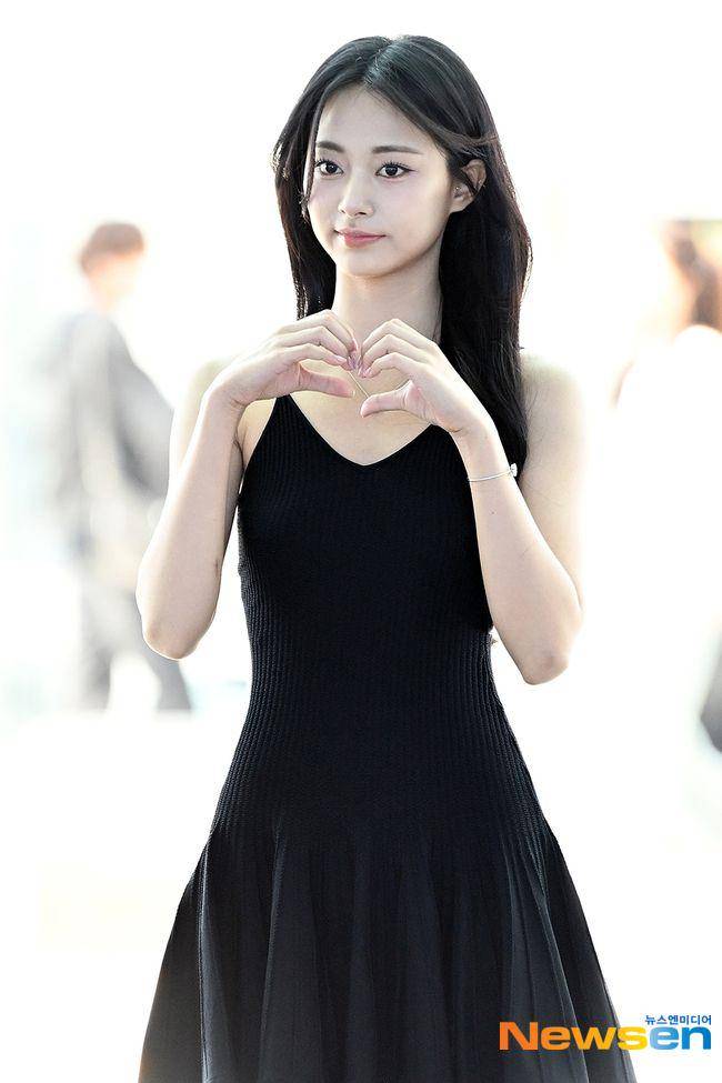 potret Tzuyu TWICE OTW hingga tiba di Jakarta (dok. Newsen)