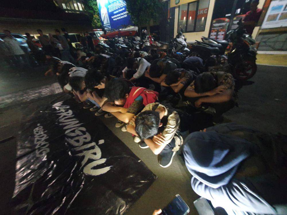 Puluhan remaja ditangkapkan Polres Metro Depok, diduga akan melakukan tawuran di wilayah Cimanggis, Depok. (Istimewa)