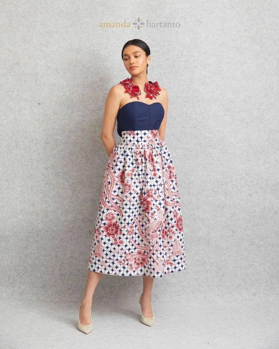 model baju batik 2024 (instagram.com/amandahartantobatik)