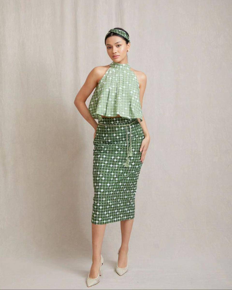 model baju batik 2024 (instagram.com/amandahartantobatik)