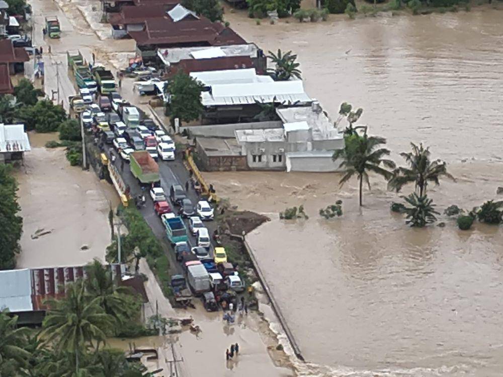 Sejumlah kendaraan terjebak banjir di Kabupaten Sidrap, Sulawesi Selatan (Sulsel), Jumat (3/5/2024)/BPBD Sidrap