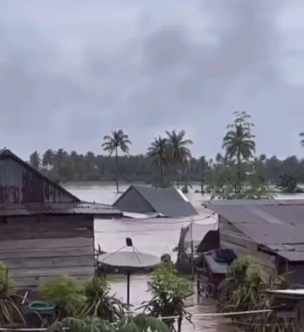 Sebuah rumah di Sidrap, Sulawesi Selatan (Sulsel), terseret banjir yang terjadi pada Jumat (3/5/2024)/Istimewa