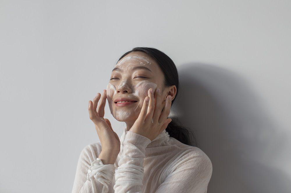 5 Gel Cleanser untuk Kulit Wajah yang Dehidrasi, Lembap Terus!