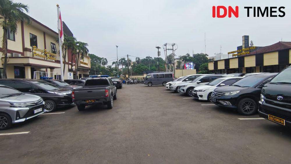 Halaman kantor Polres Metro Depok, Jalan Raya Margonda, Depok. (IDNTimes/Dicky)