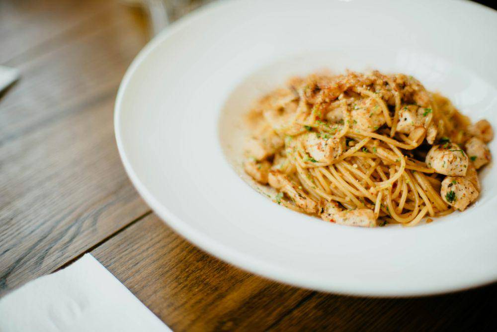 pasta (unsplash.com/CHUTTERSNAP)