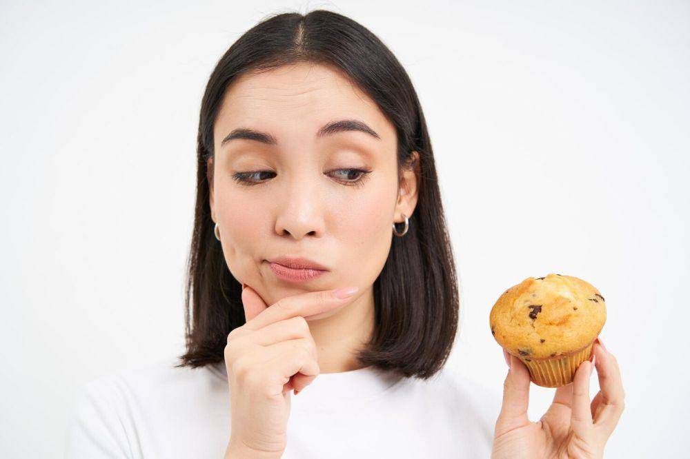 ilustrasi menghindari makan roti dan kue (freepik.com/benzoix)