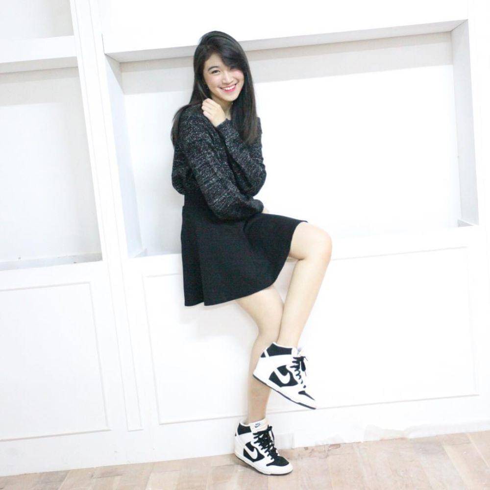 styling mini skirt ala Shani Indira eks JKT48 (instagram.com/jkt48shani)