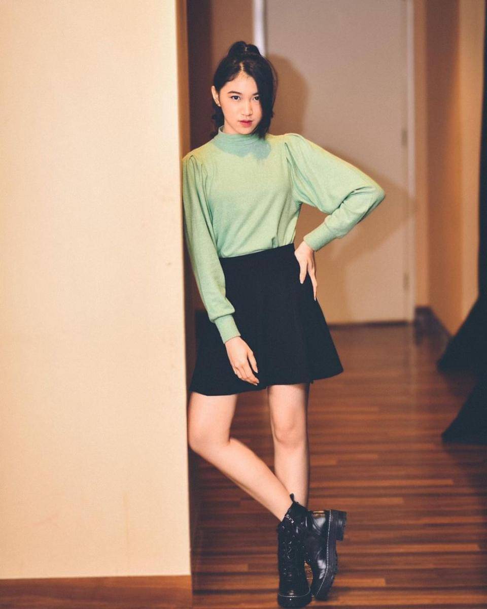 styling mini skirt ala Shani Indira eks JKT48 (instagram.com/jkt48shani)