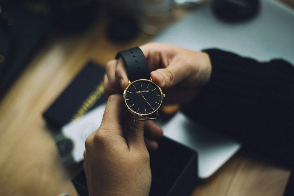 7 Rekomendasi Jam Tangan Pria Warna Hitam Emas, Klasik dan Mewah!