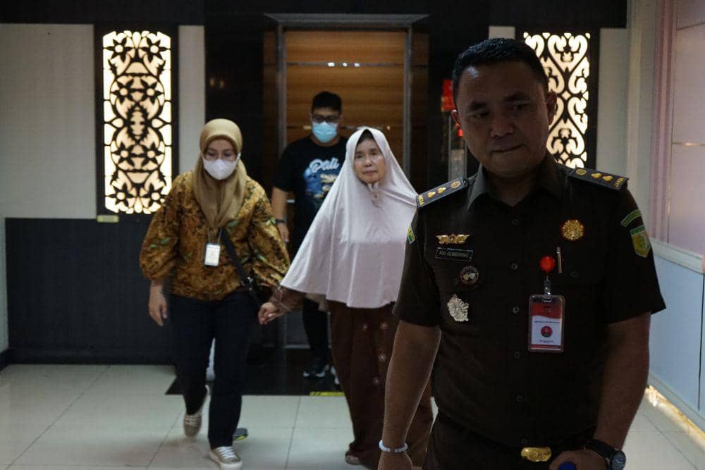 Dikawal oleh pihak kejaksaan, Hayati Gani saat mau dibawa ke Lapas Perempuan Pekanbaru untuk menjalani hukuman (IDN Times/ Fanny Rizano)