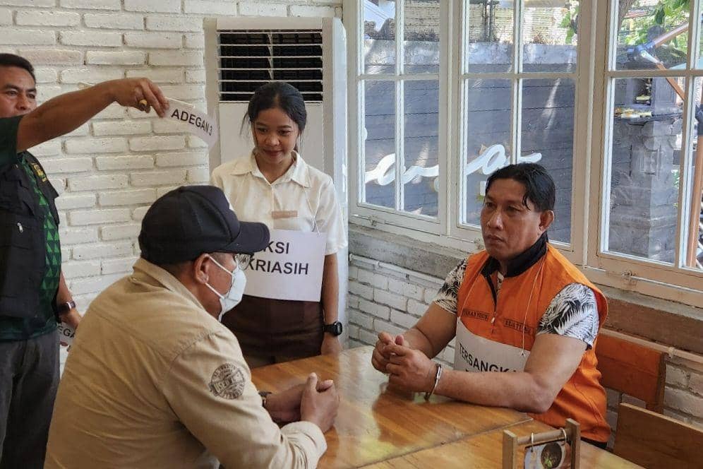 Rekontruksi OTT dugaan tindak pidana korupsi Bendesa Adat Berawa oleh Kejaksaan Tinggi Bali (Dok.IDN Times/istimewa)