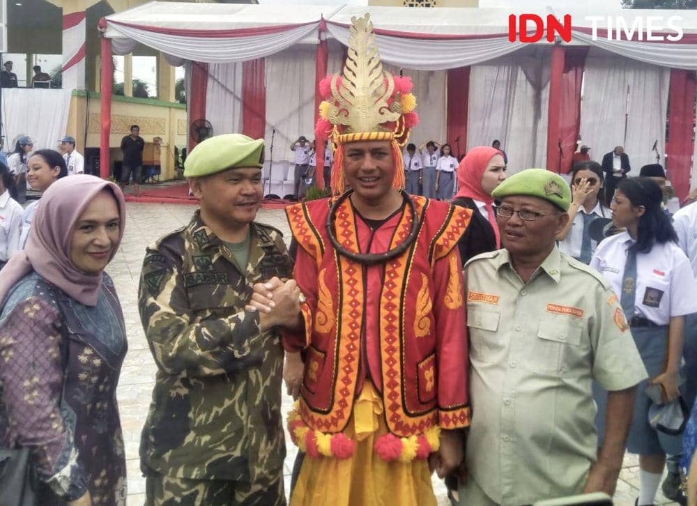 Ijeck memakai pakaian daerah khas suku Nias (IDN Times/Eko Agus Herianto)