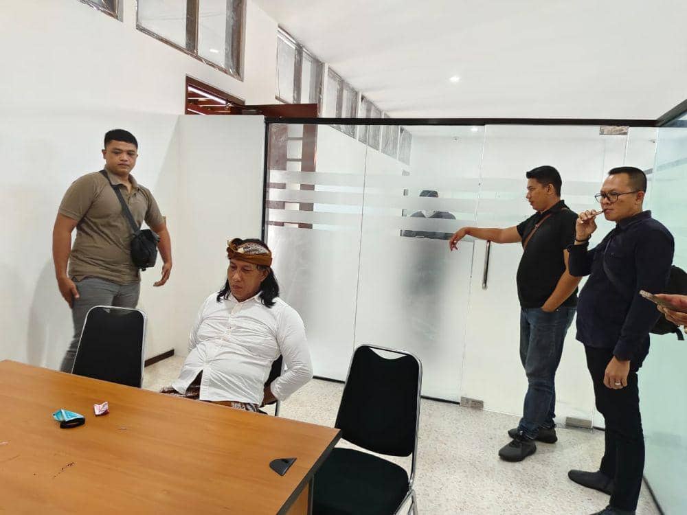 Bendesa Adat Berawa diamankan dalam kasus dugaan OTT korupsi jual beli tanah (Dok.IDN Times/Kejati Bali)