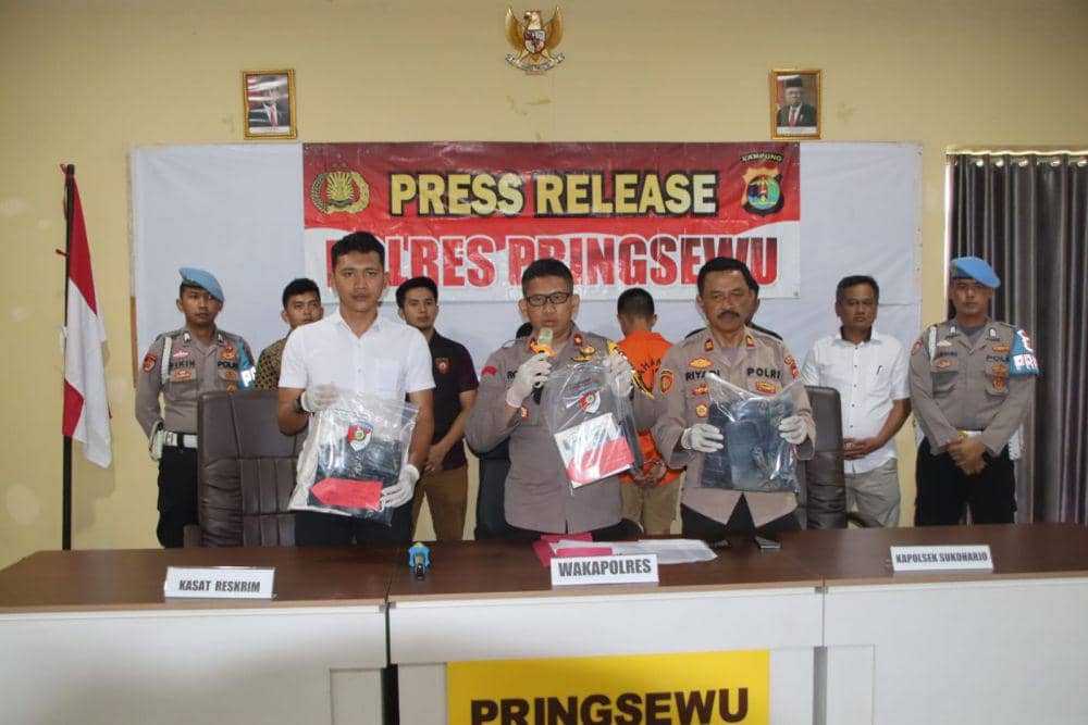 Konferensi pers pengungkapan aksi penjambretan tewaskan siswi SMP di Pringsewu. (Dok. Polres Pringsewu).