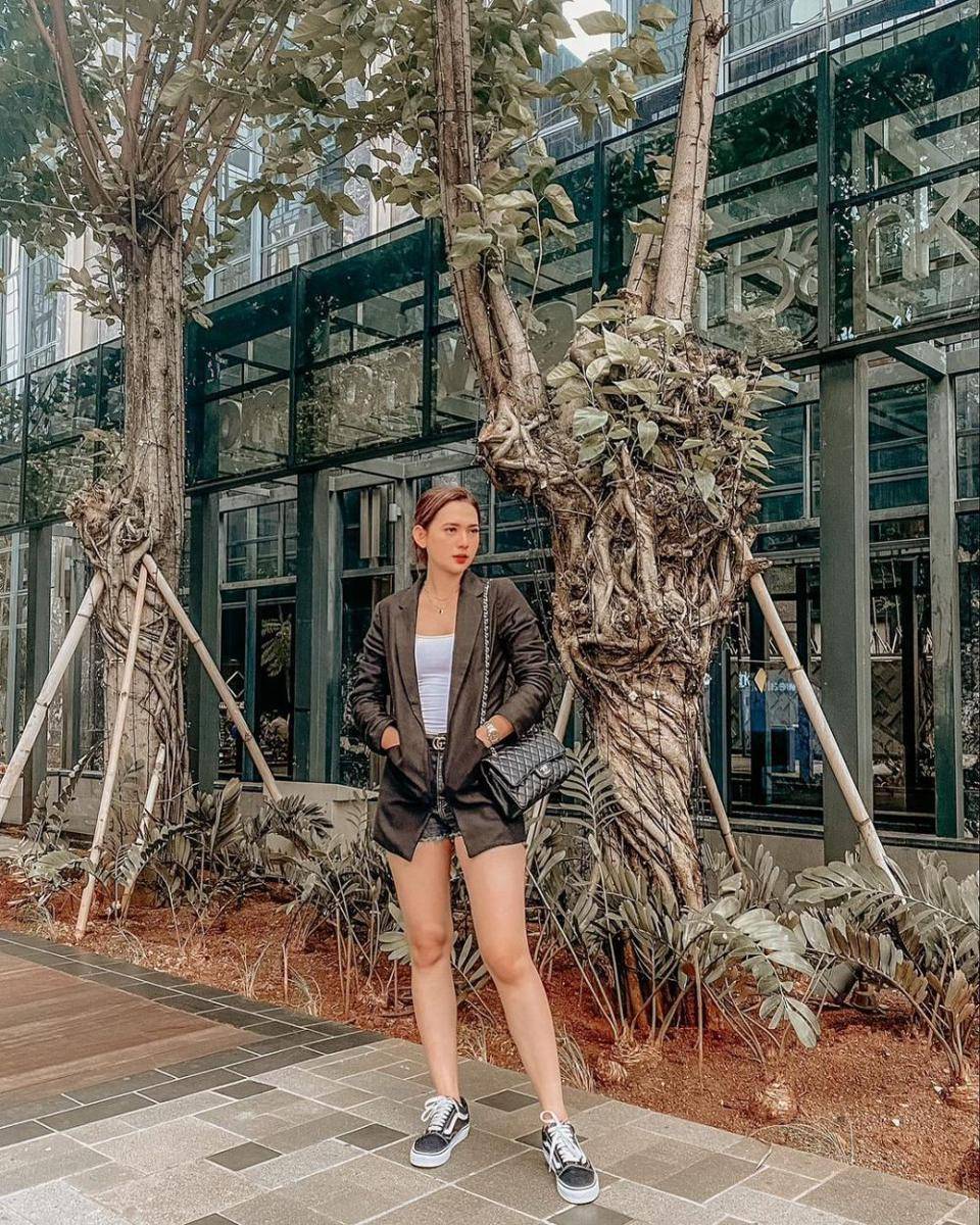 mix and match short pants ala Mayang Yudittia (instagram.com/judits29)
