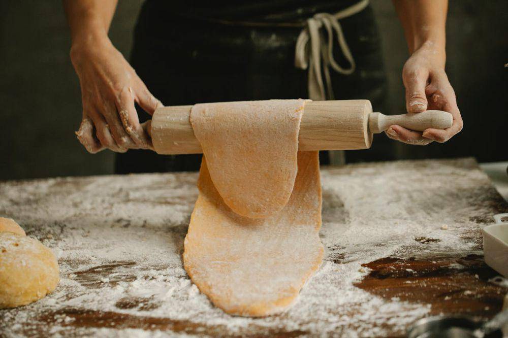 ilustrasi menggilas adonan pakai rolling pin (pexels.com/Klaus Nielsen)