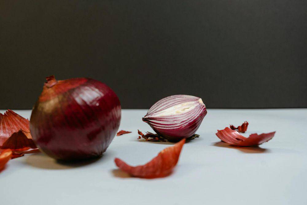 ilustrasi bawang merah besar (pexels.com/MART PRODUCTION)