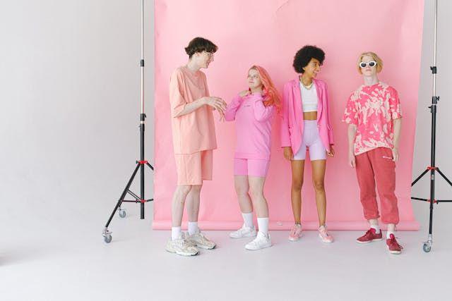 9 Ide Pose Foto Studio Bareng Teman Satu Geng, Ayo Cobain!