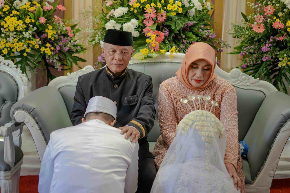 Makna Sungkeman dalam Pernikahan Adat Jawa, Sakral!