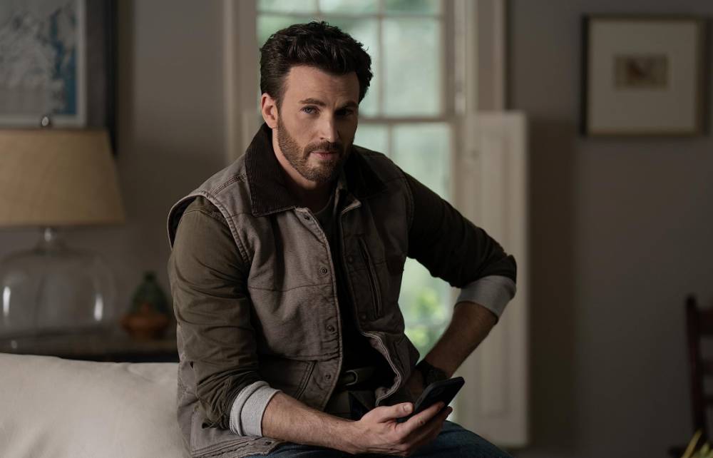 Still cut Chris Evans di film Ghosted (dok.Apple TV+/Ghosted)