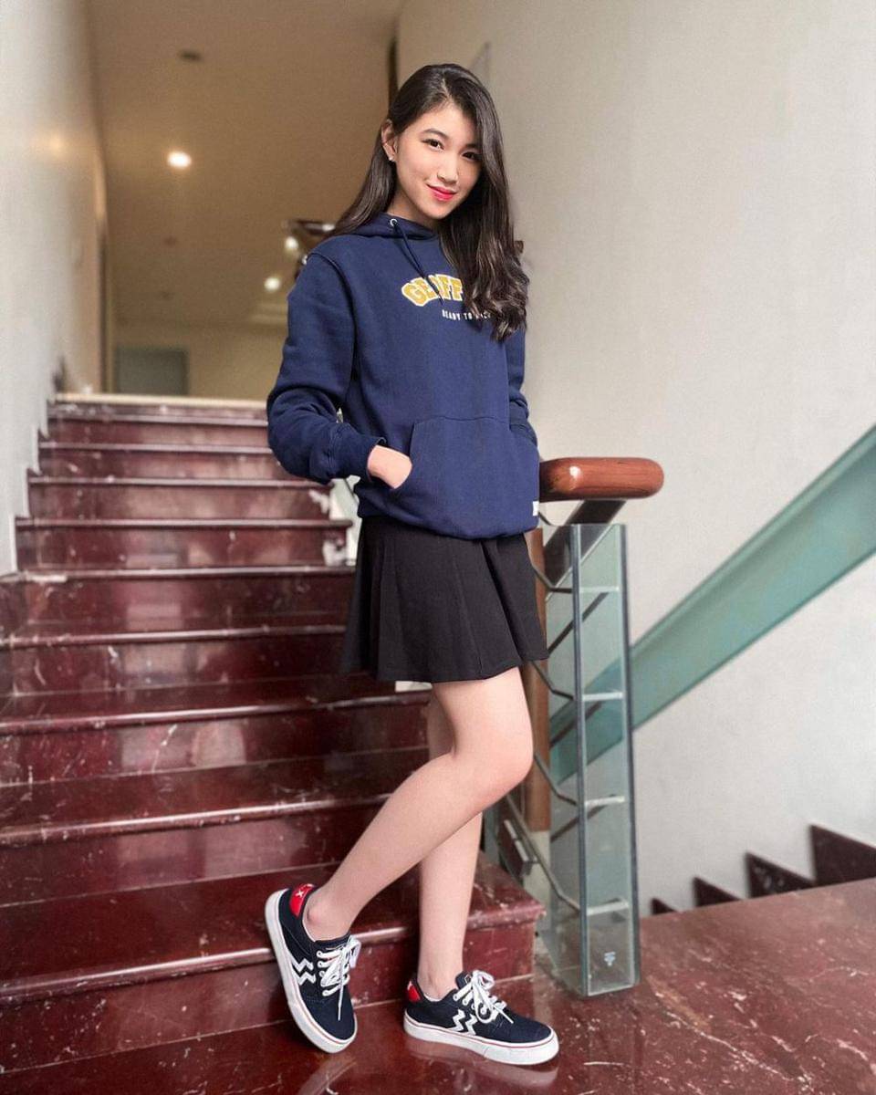 styling mini skirt ala Shani Indira eks JKT48 (instagram.com/jkt48shani)