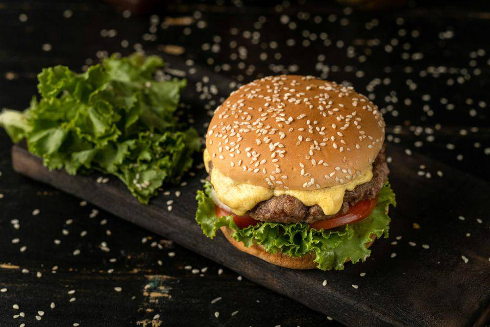 burger (unsplash.com/Shardar Tarikul Islam)