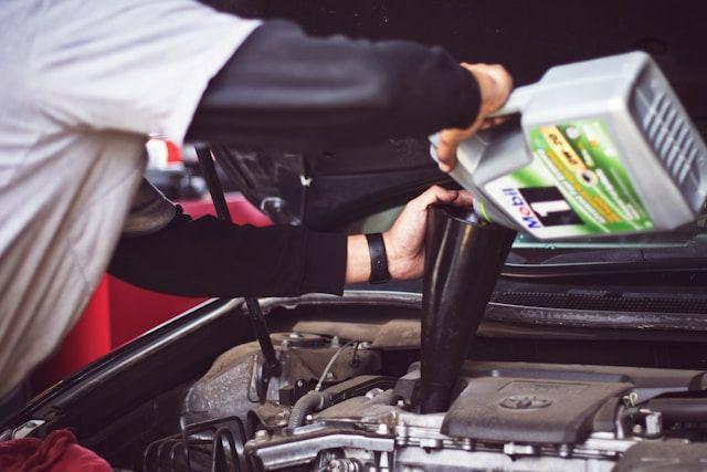 Ganti Oli Mobil Idealnya Berapa KM? Ini Penjelasan hingga Tandanya