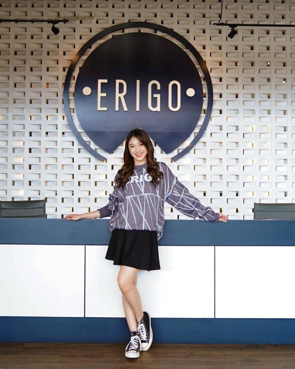 styling mini skirt ala Shani Indira eks JKT48 (instagram.com/jkt48shani)