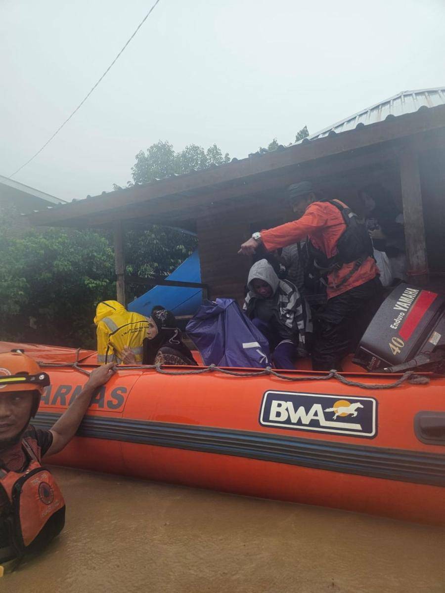 Tim SAR gabungan mengevakuasi korban banjir di Kabupaten Luwu, Sulawesi Selatan, Jumat (3/5/2024). (Dok. Basarnas Sulsel)