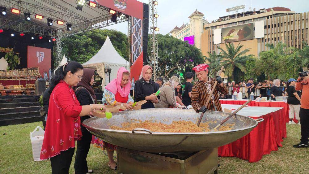 Chef Bobon Santoso bersama Wali Kota Semarang memasak 477 porsi nasi goreng  di Lapangan Pancasila, Simpanglima Semarang, Jumat (3/5/2024). (dok. Pemkot Semarang)
