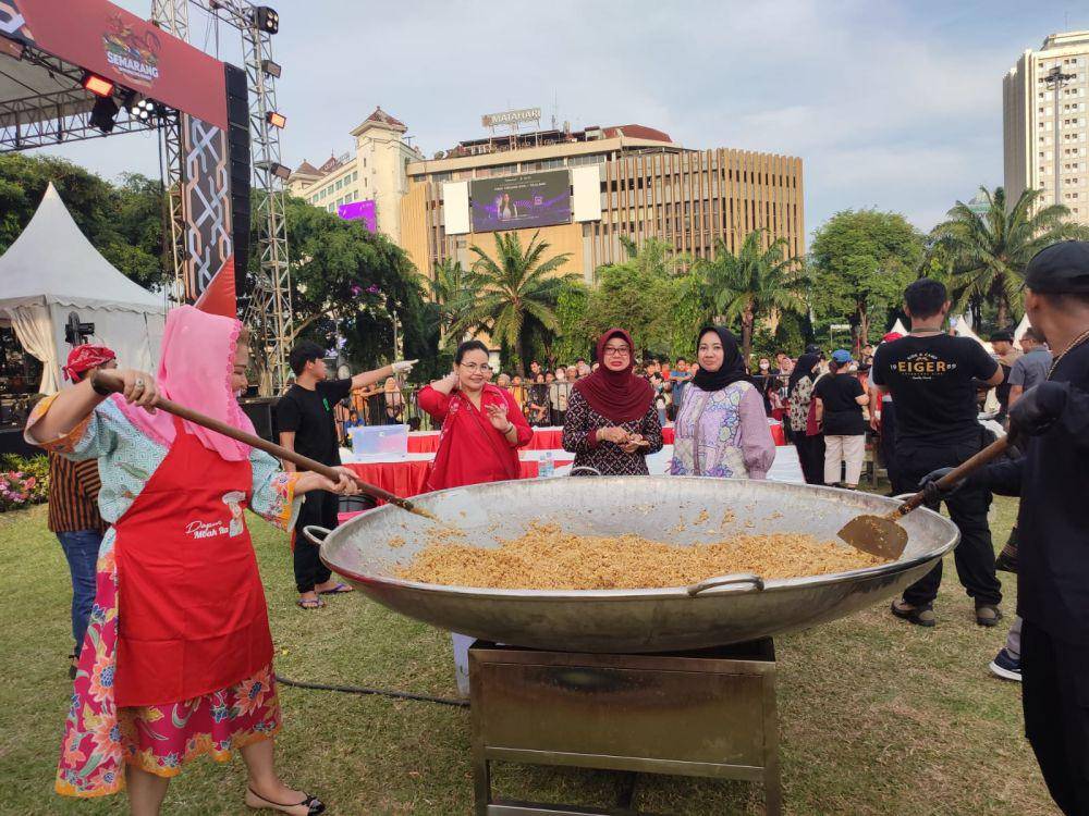 Chef Bobon Santoso bersama Wali Kota Semarang memasak 477 porsi nasi goreng di Lapangan Pancasila, Simpanglima Semarang, Jumat (3/5/2024). (dok. Pemkot Semarang)