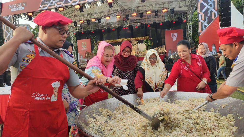 Chef Bobon Santoso bersama Wali Kota Semarang memasak 477 porsi nasi goreng di Lapangan Pancasila, Simpanglima Semarang, Jumat (3/5/2024). (dok. Pemkot Semarang)