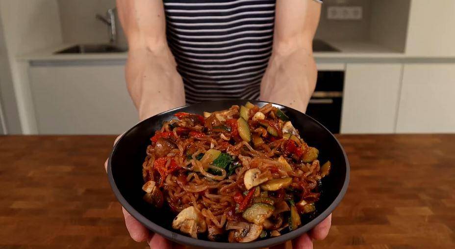 ilustrasi mie goreng shirataki (yoututbe.com/Felu - Fit by cooking)