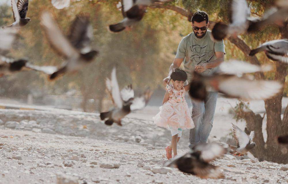 ilustrasi anak dan ayah mendengarkan suara burung (pexels.com/Sravan Chandran)