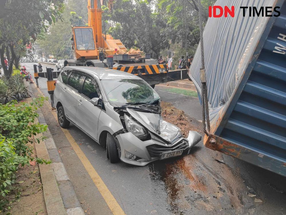 Lalu Lintas Bekasi Lumpuh Gegara Kontainer Terguling di Jalan A Yani