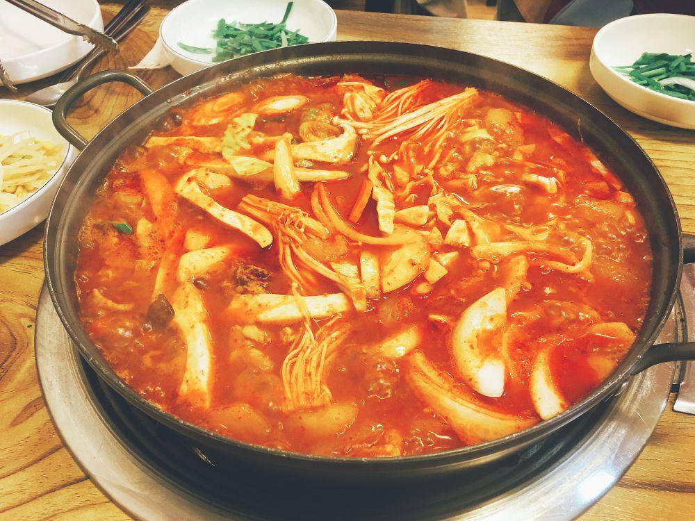 ilustrasi sundubu jjigae jamur (pexels.com/chlwpduq12)
