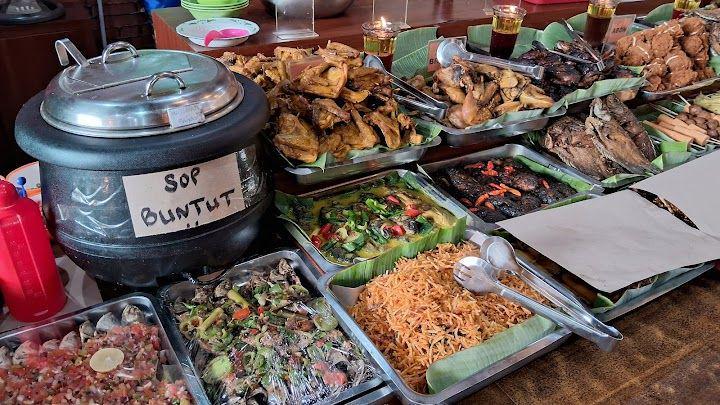 7 Tempat Makan Siang di Bandung, Menunya Gak Bikin Bosan!