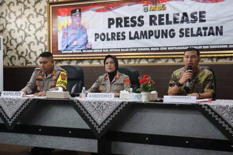 Konferensi pers terkait kebakaran gudang penyimpanan BBM di Lampung Selatan. (Dok. Polres Lampung Selatan).