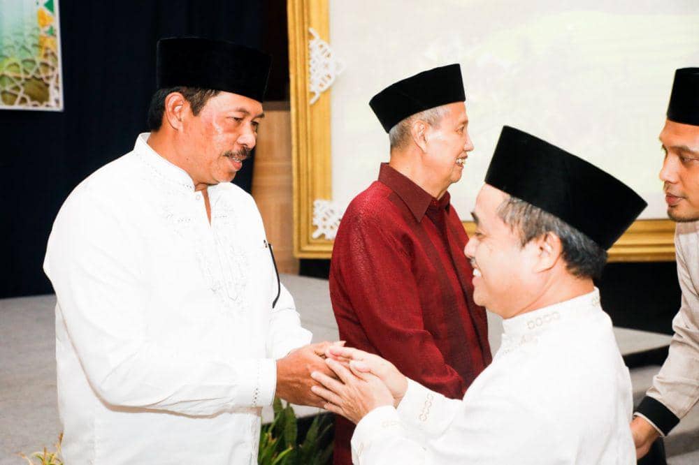 Pj Gubernur Jateng Nana Sudjana bersalaman dengan Ketua Pengurus Wilayah Muhammadiyah Jawa Tengah, Dr Tafsir. (IDN Times/Dok Humas Pemprov Jateng)