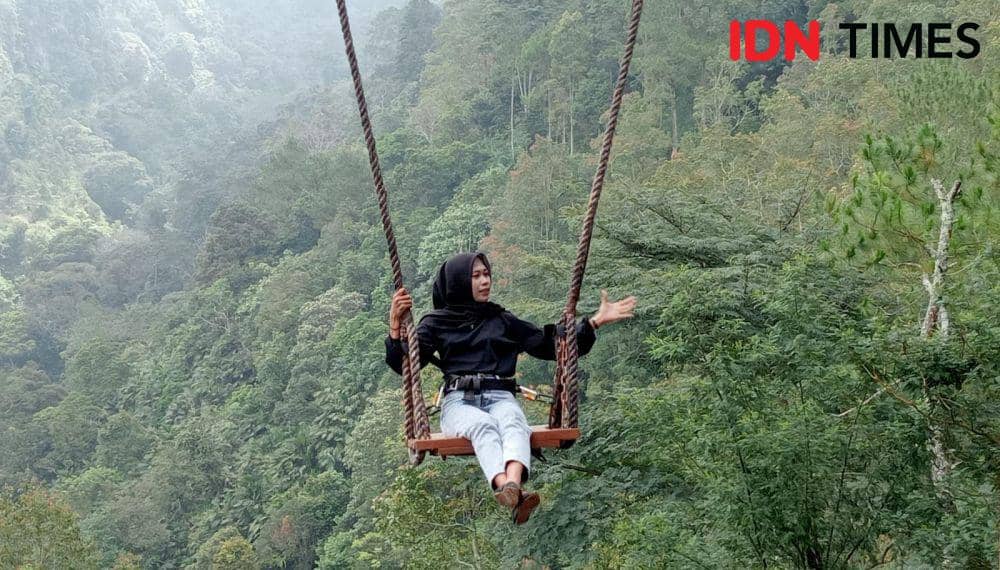 Wahana ayunan langit di Taman Wisata Genilangit desa Genilangit Kecamatan Poncol Kabupaten Magetan Jawa Timur. IDN Times/ Riyanto