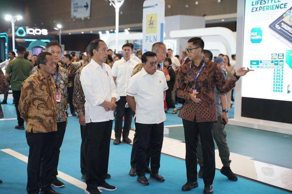 Presiden Republik Indonesia Joko Widodo (Jokowi) mengunjungi Booth PT PLN (Persero) dalam gelaran Periklindo Electric Vehicle Show (PEVS) 2024, di JIExpo Kemayoran (3/5) (dok. PLN)