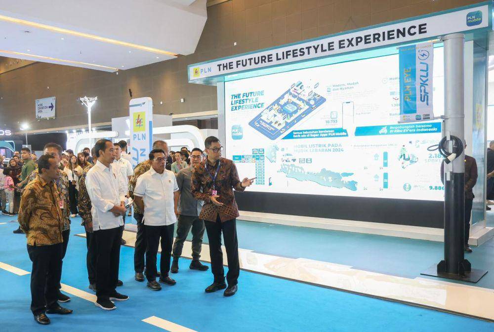 Presiden Republik Indonesia Joko Widodo (Jokowi) mengunjungi Booth PT PLN (Persero) dalam gelaran Periklindo Electric Vehicle Show (PEVS) 2024, di JIExpo Kemayoran (3/5) (dok. PLN)