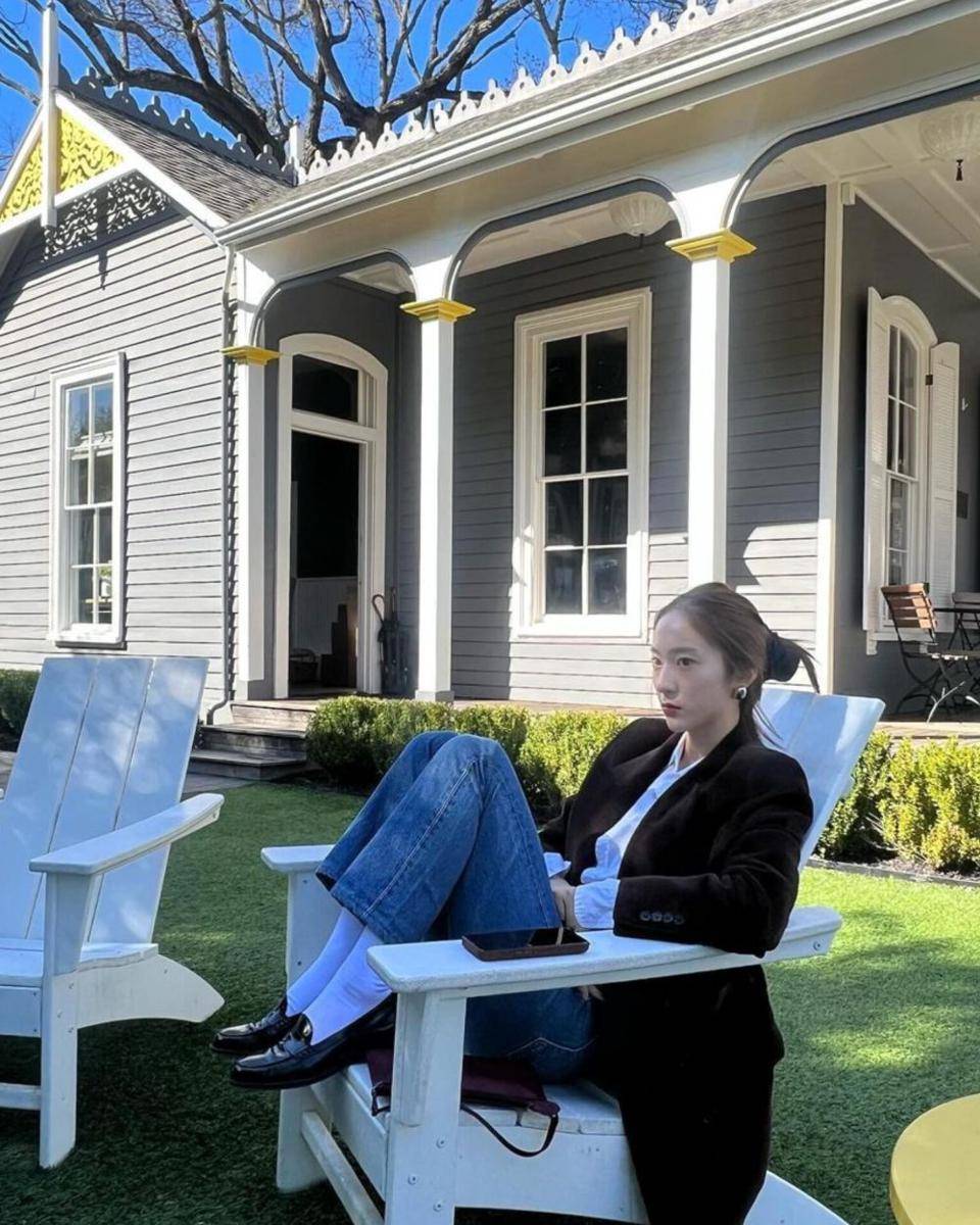 Krystal Jung (instagram.com/vousmevoyez)