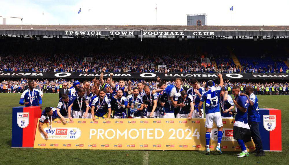 Ipswich Town merayakan keberhasilan promosi ke Premier League 2024/2025. (premierleague.com)