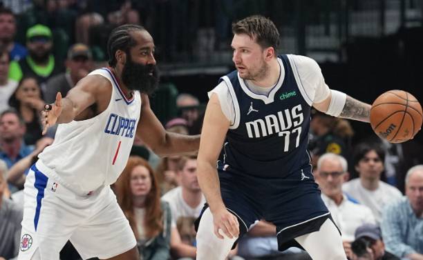 Luka Doncic dijaga ketat oleh James Harden. (nba.com)